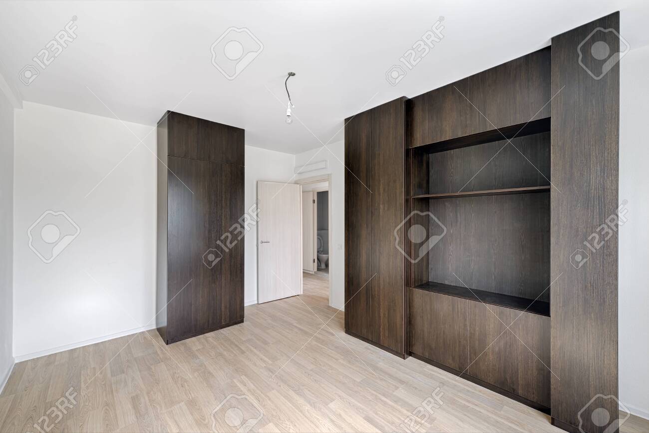 Строители ремонтируют квартиру. Строители клеят обои в новой квартире. Ремонт дома Фото со стока - Alamy